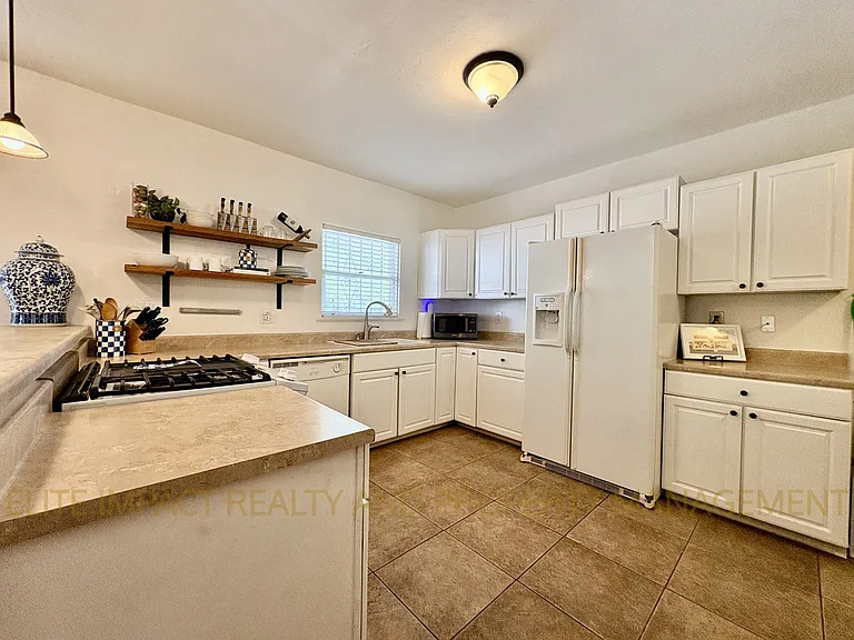 1718 E Grant Rd — Photo 10