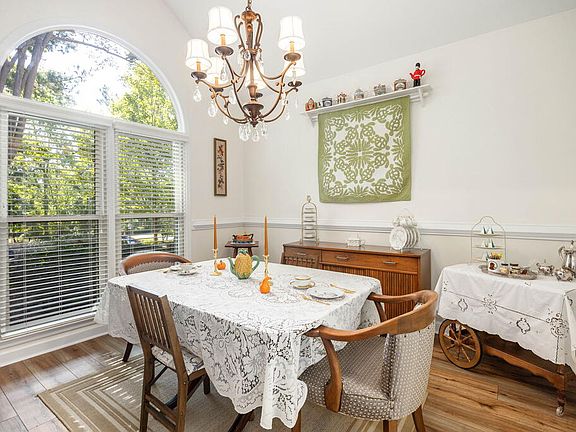 4th image of 8801 Greenleaf Dr