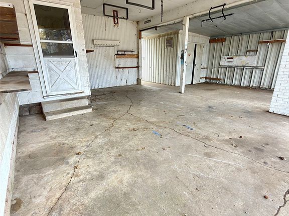 4th image of 908 W Commercial St