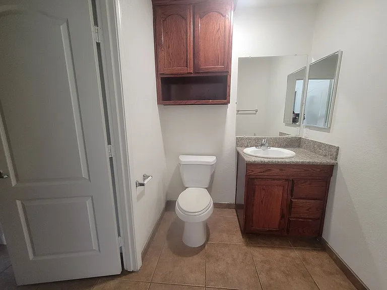 460 Oswell St — Photo 9