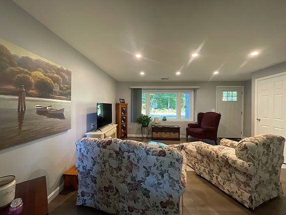 5th image of 597 Old Warren Rd