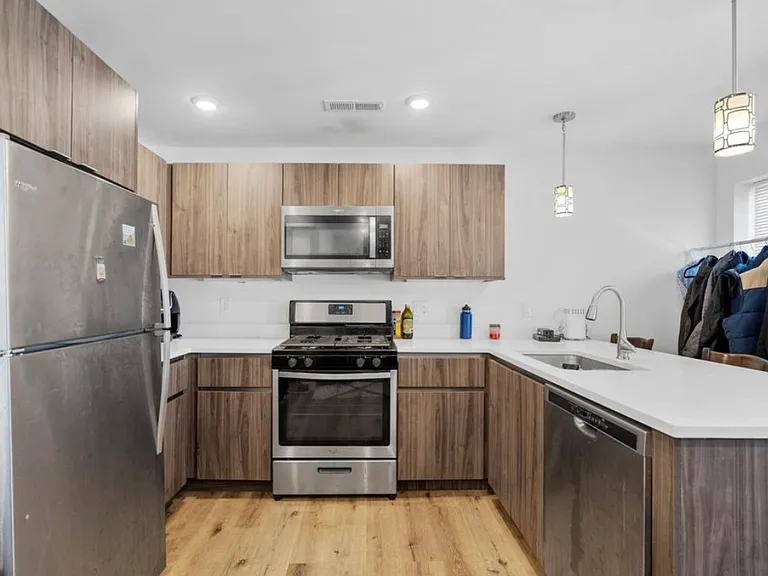211 W 9th St #3 — Photo 1