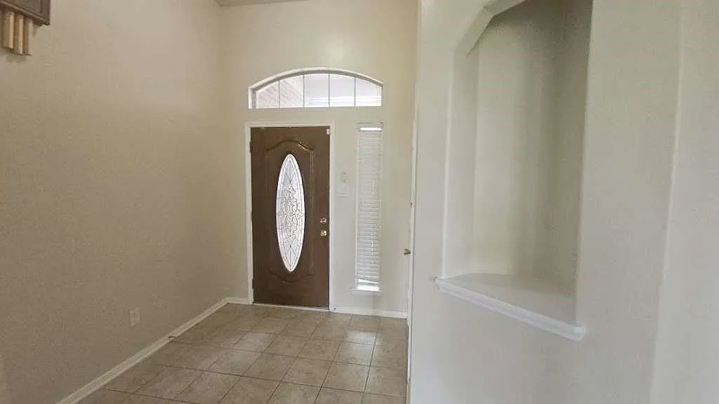 4 bed, 3.0 bath, 2906 sqft, $3,495 — Photo 2