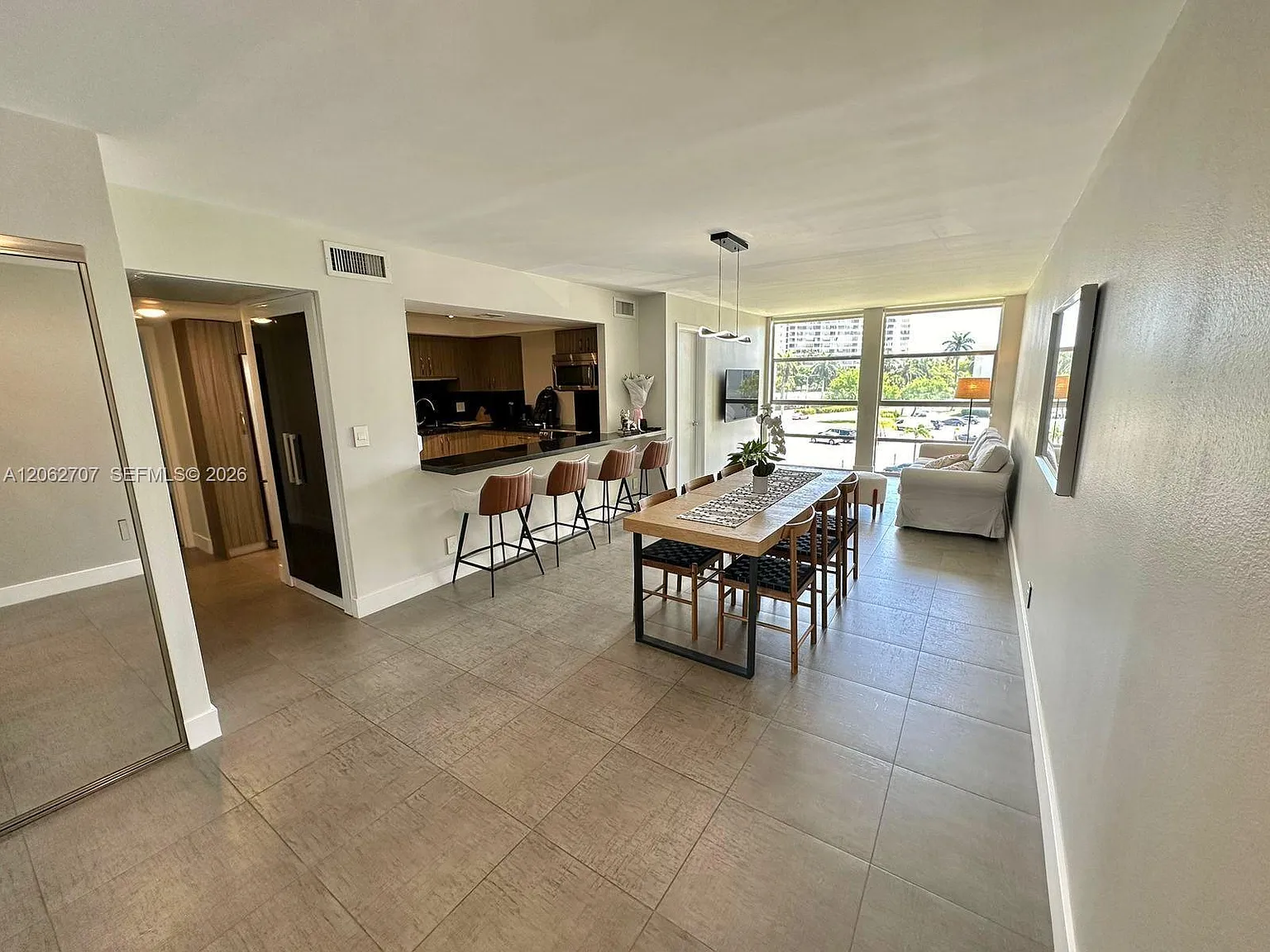 Desoto Park Condo — Photo 1