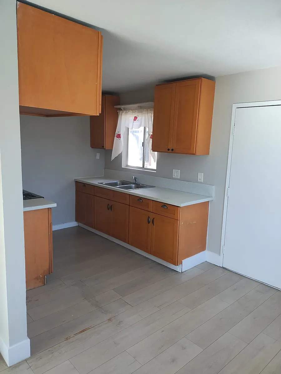 Building Photo - 560 W Shamrock St #A