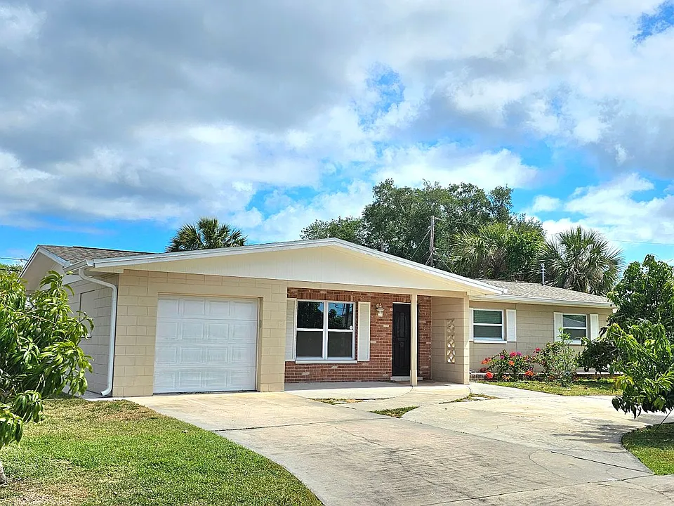 1380 Floral Ln