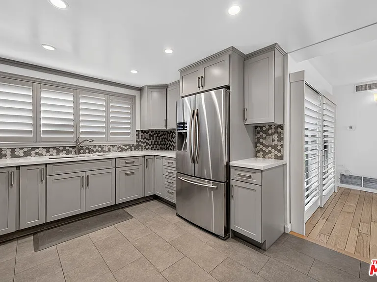 1301 N Flores St #4 — Photo 15