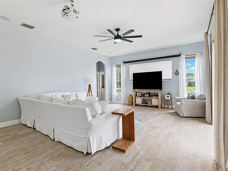 13049 Thoroughbred Dr — Photo 17