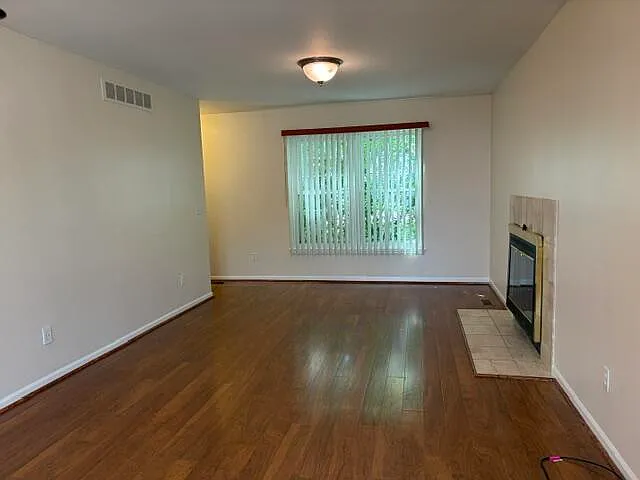328 N Pointe Dr — Photo 3