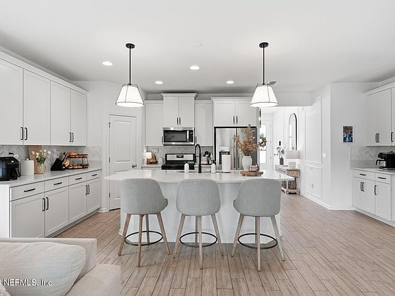 3rd image of 636 IVORY PALM Road