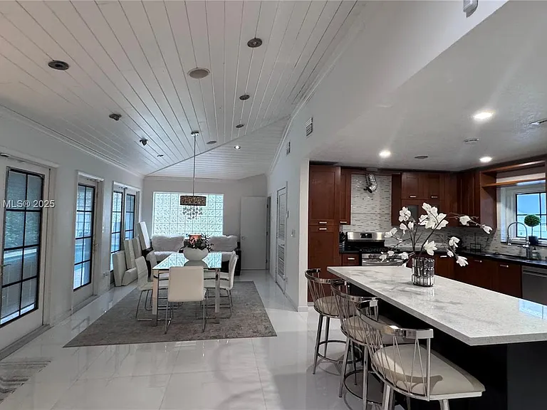 1332 Van Buren St — Photo 15