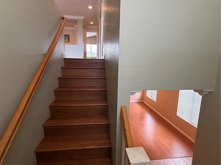 554 Robins Pl — Photo 13