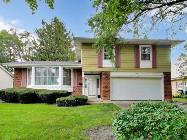 1910 E Robinhood Ln, Arlington Heights, IL 60004