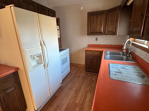 3rd image of 527 Main St