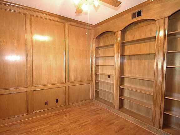 3rd image of 35 Ambleside Crescent Dr