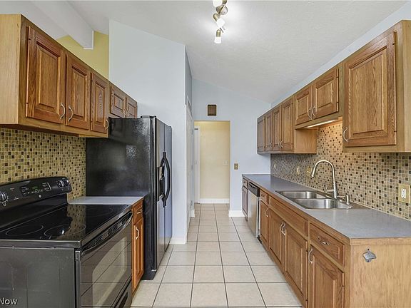 4th image of 490 Abbyshire Dr