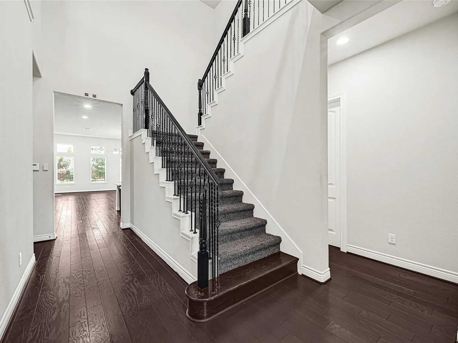 3 bed, 3.0 bath, 2810 sqft, $3,150 — Photo 4