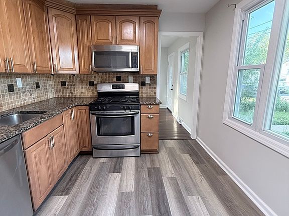 4th image of 40 Eisenhower Dr