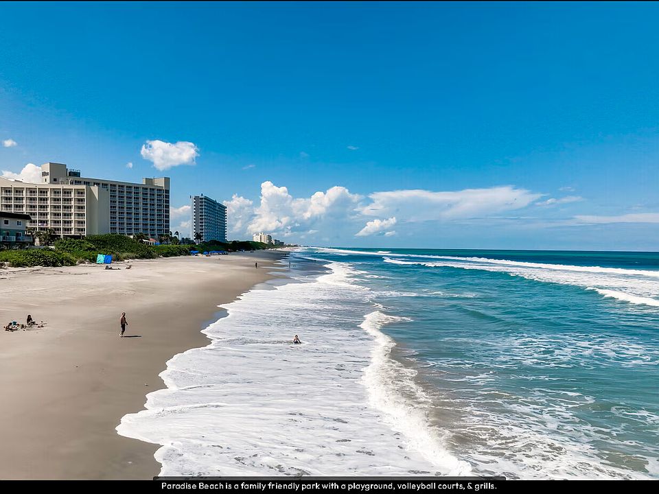Beautiful beachside townhome less than a block to beautiful Paradise Park!
