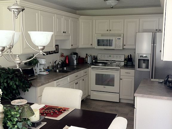 eat-in kitchen