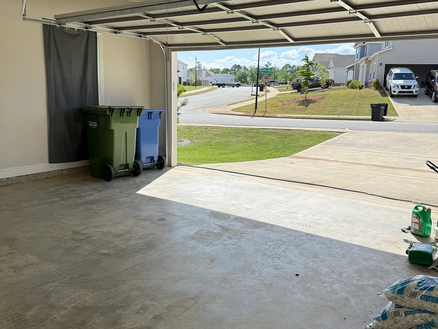 3 bed, 2105 sqft, $2,400 — Photo 2