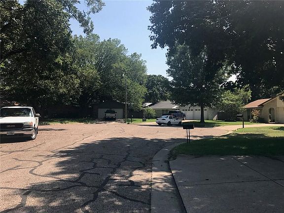 5th image of 800 Crest Oak Ct