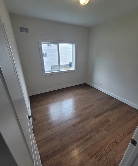 253 Van Pelt Ave — Photo 4