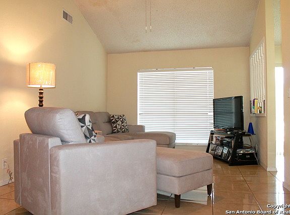 4th image of 606 Sawtooth Dr
