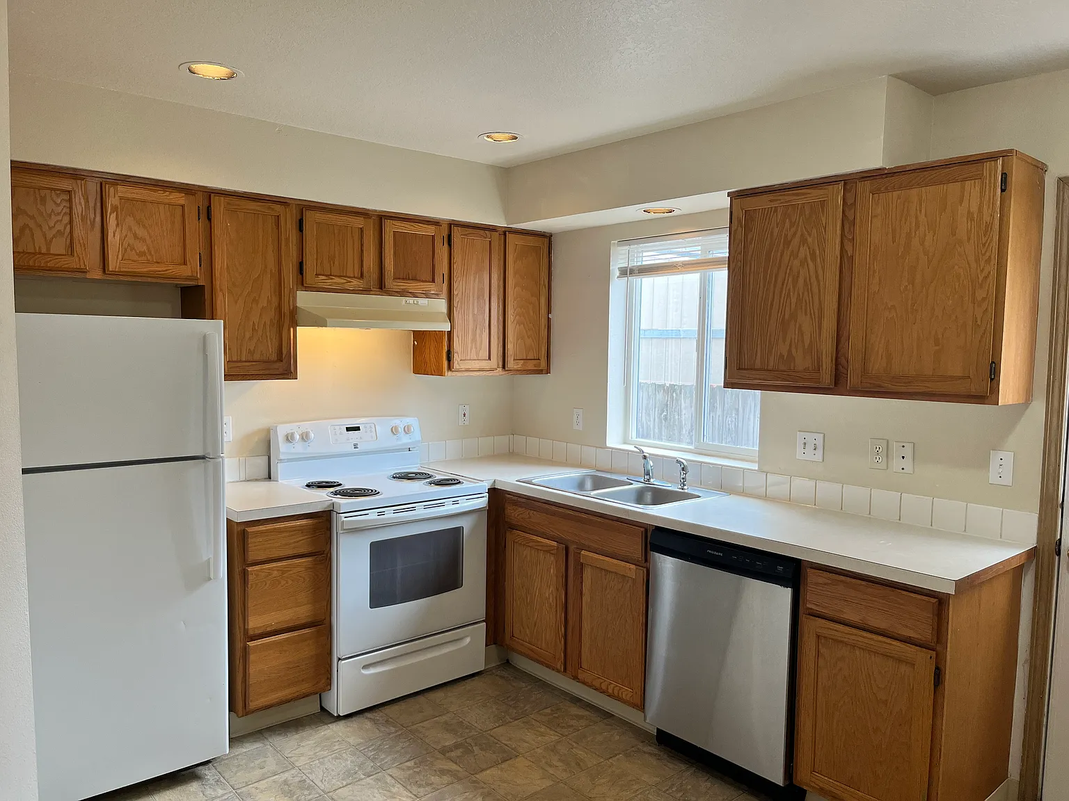 2 bed, 1.5 bath, 924 sqft, $1,475 — Photo 1
