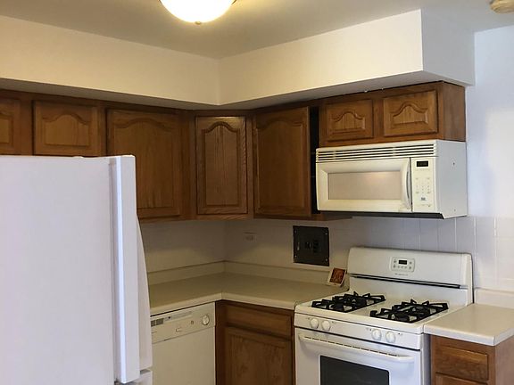 3rd image of 165 Dover Dr APT 8