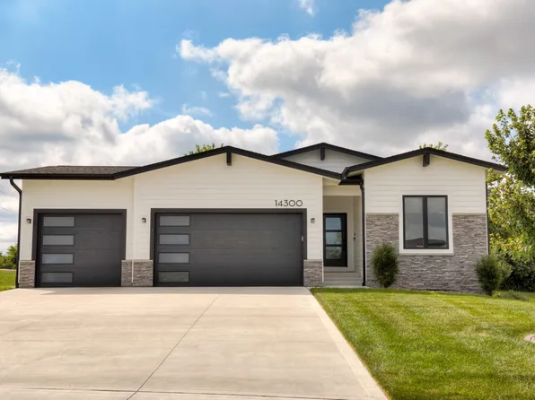 14300 Sutton Dr, Urbandale, IA 50323