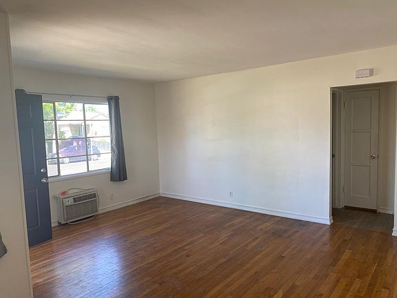 3rd image of 5700 Lasaine Ave