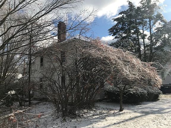 4th image of 696 Washington St