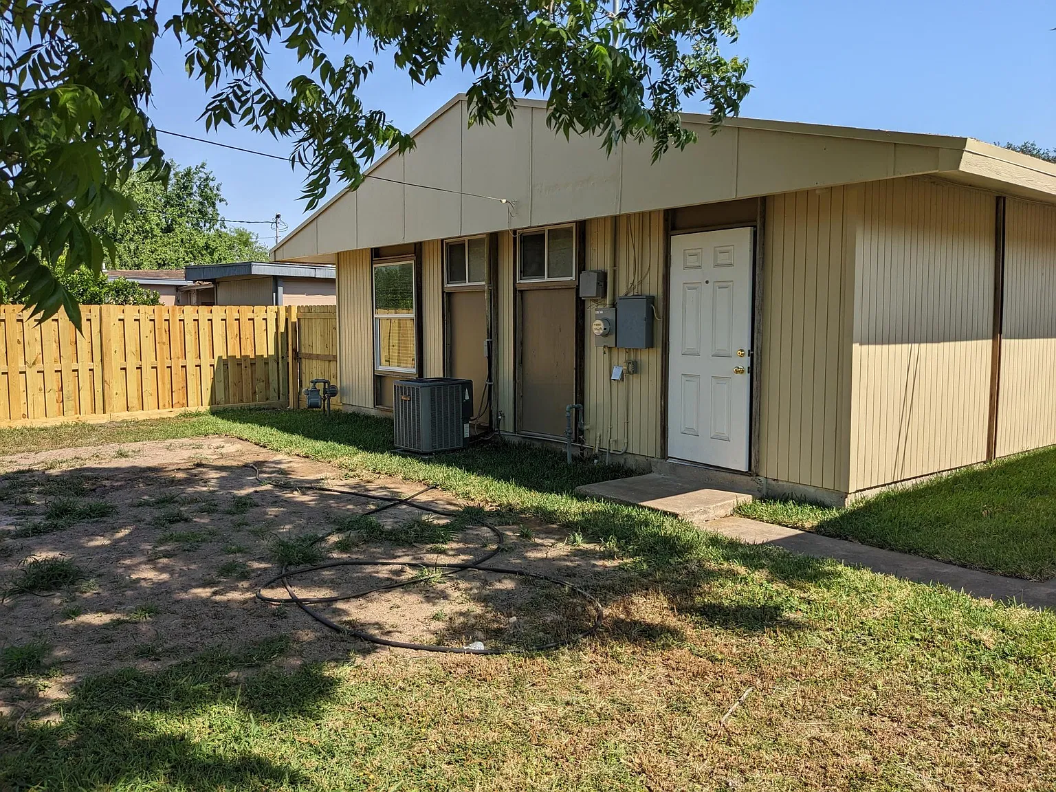 3 bed, 1.5 bath, 952 sqft, $1,300 — Photo 4
