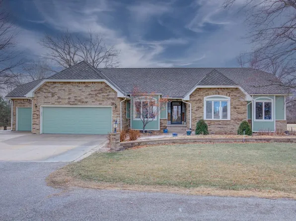 4 Blackheath Ct, Winfield, KS 67156