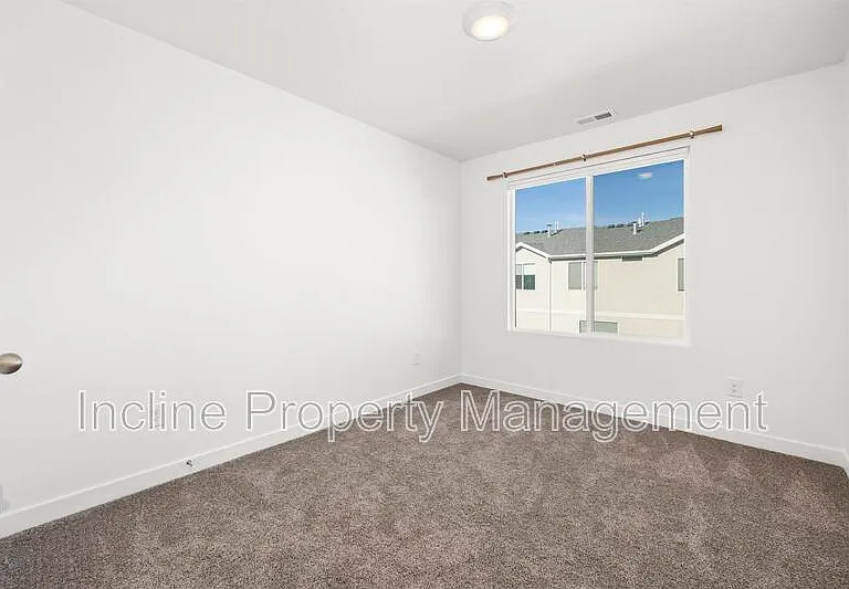 1113 E Yard Row — Photo 2