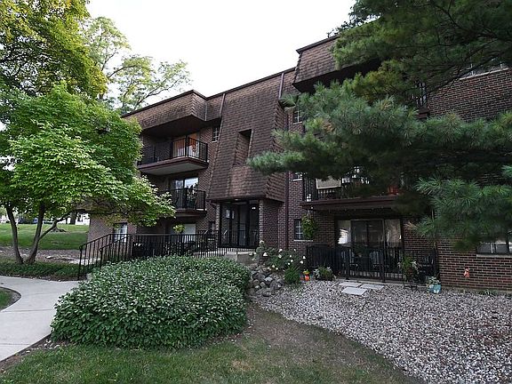 2nd image of 416 Melrose Ave APT 301