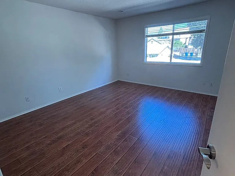 10208 Pinewood Ave — Photo 6