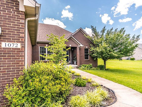 5th image of 1072 Bay Colony Dr