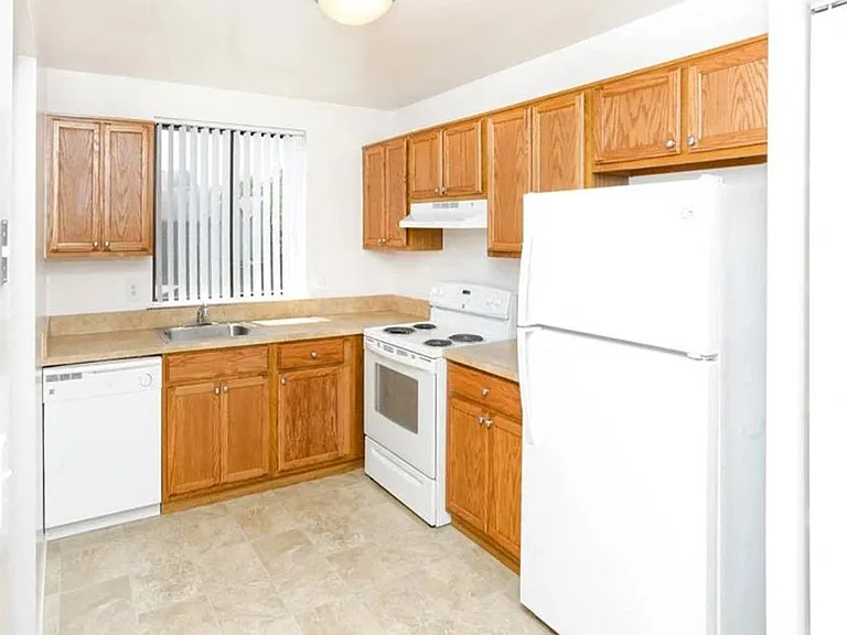 Creekside of Farmington Hills Apartments — Photo 5