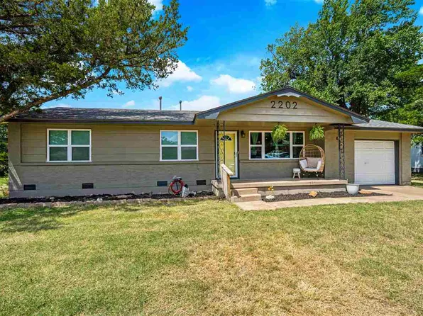 2202 NW 46th St, Lawton, OK 73505