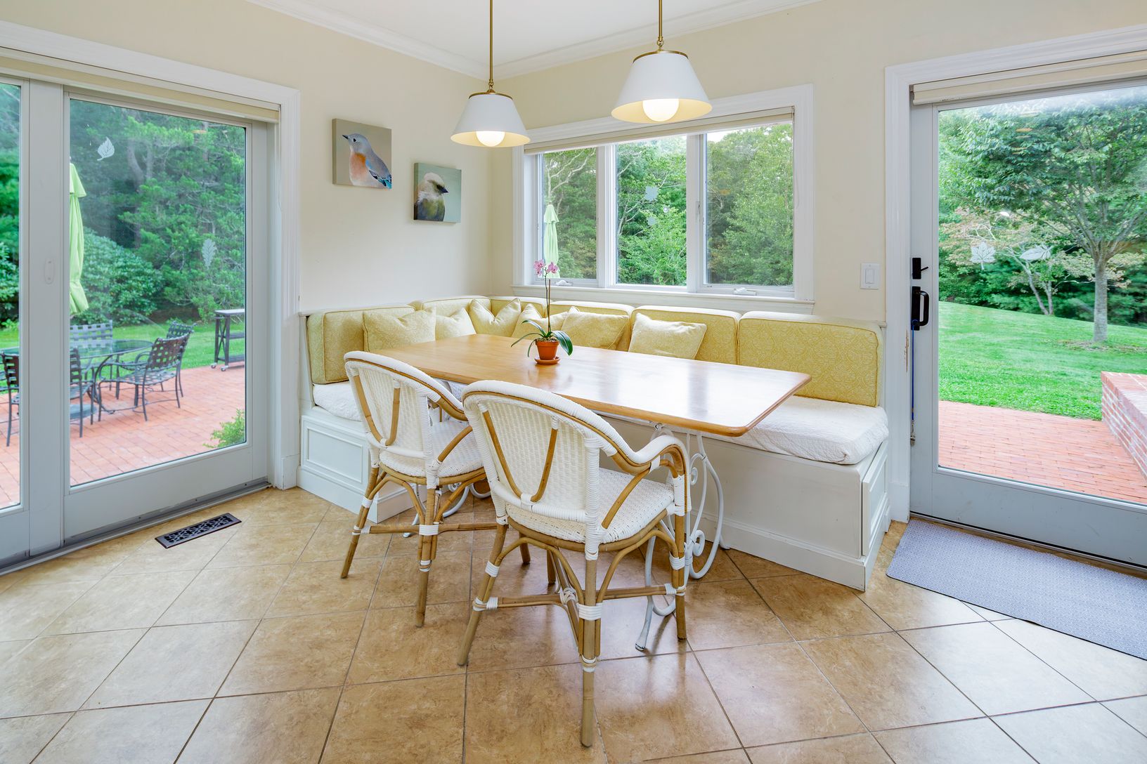  Breakfast  banquette nook 