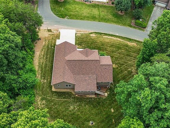 4th image of 315 Poplar Creek Dr