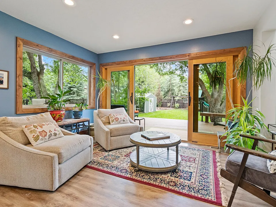 N East Meadows Dr