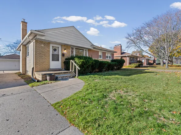 19720 Woodside St, Harper Woods, MI 48225