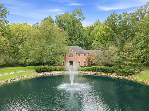 2412 E Pointe Dr SE, Warren, OH 44484