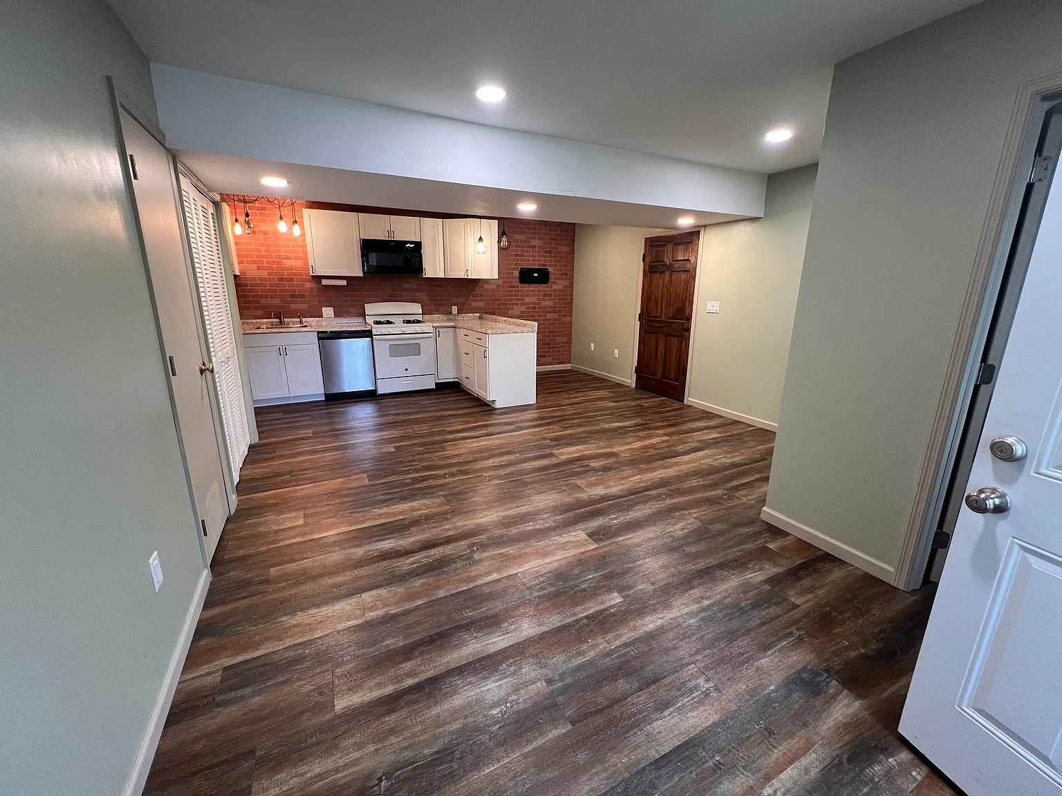 2 bed, 1.5 bath, 825 sqft, $1,700 — Photo 3