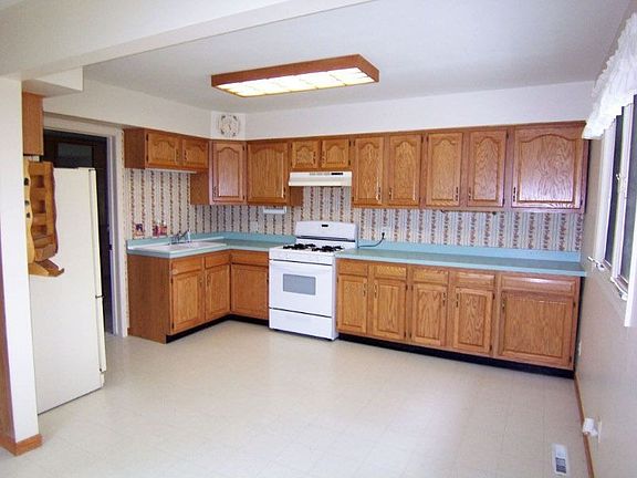 Large Eat-in Kitchen