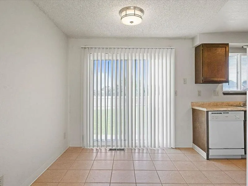 3 bed, 1.0 bath, 1008 sqft, $2,100 — Photo 4