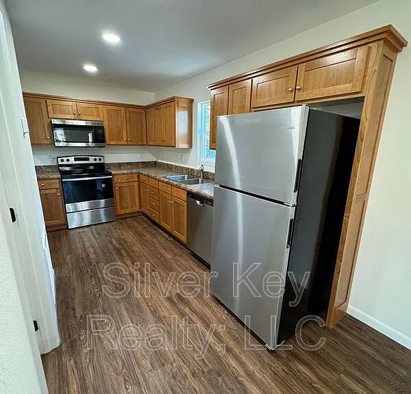 141-155 Oak St #155 — Photo 6